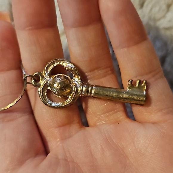 #0155 vintage gold tone key necklace with wooden beads - Picture 4 of 4